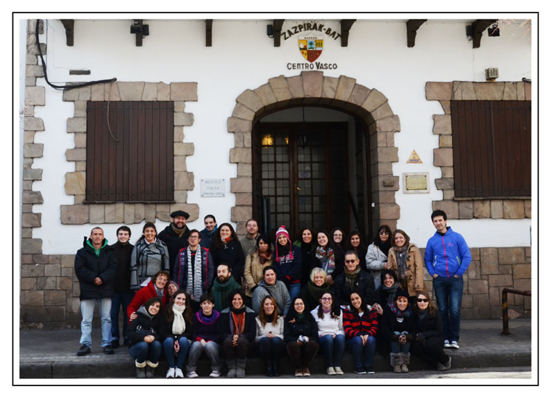 Euskara Munduan students with Kinku Zinkunegi, Gabriela Mendia, Gabriel Arce and Sabrina Otegui in front of the Basque club (photo Valeria G. Oyarzabal)